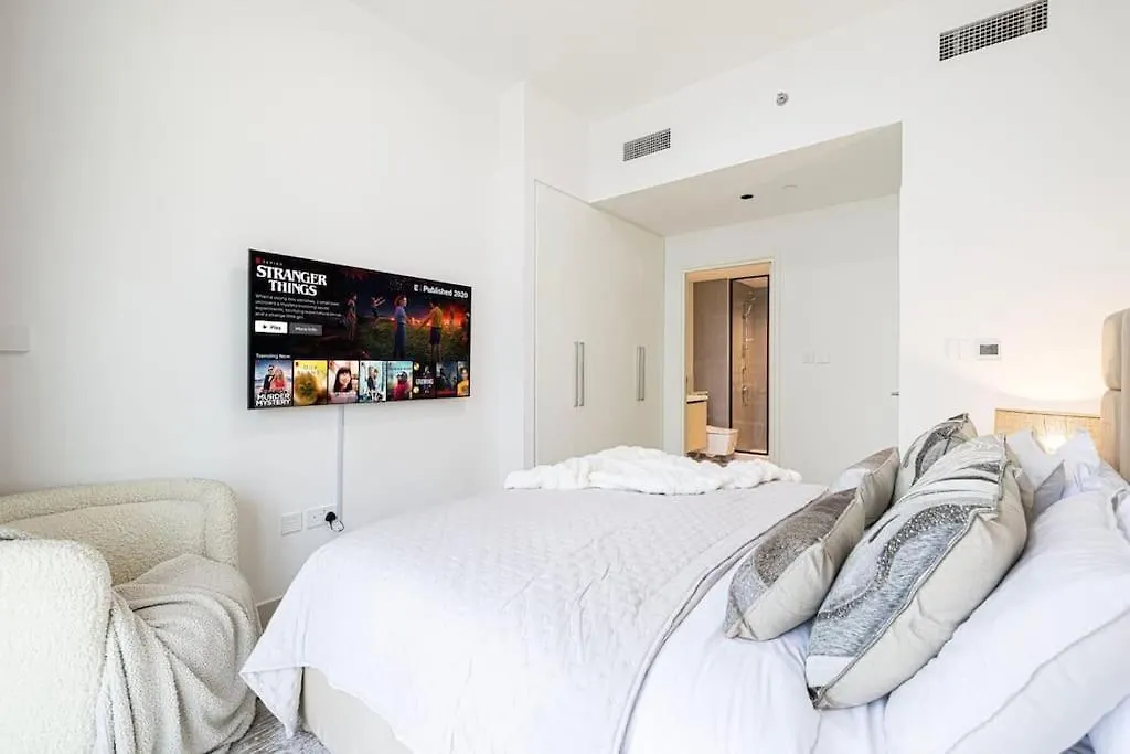Stunning 3 Bedroom Apartment Facing Burj Dubaj