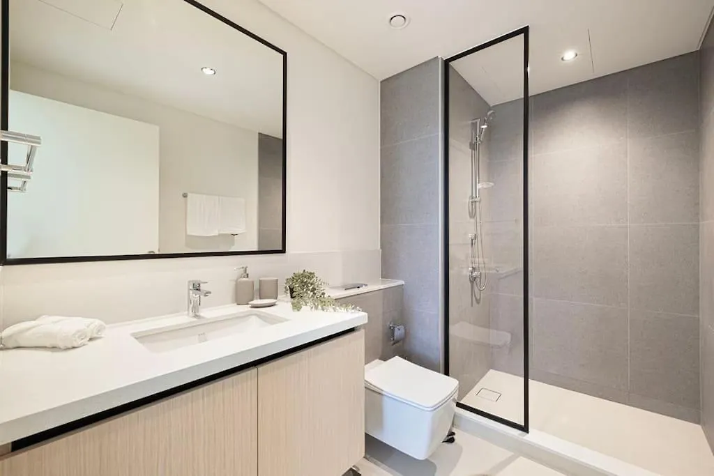 Stunning 3 Bedroom Apartment Facing Burj Dubaj